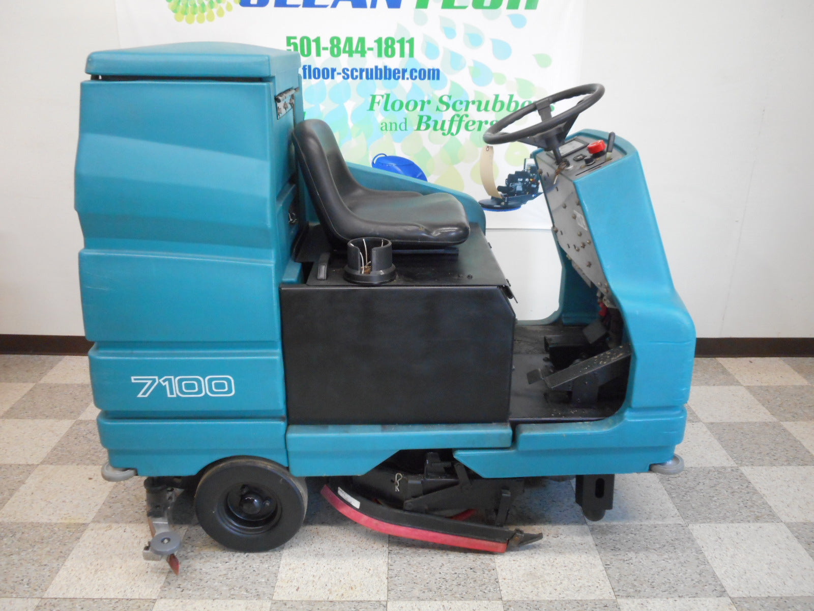 Used Riding Floor Sweeper Reconditioned used Tennant 7100 Rider Riding floor scrubber cleaner machine